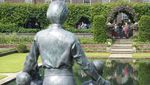 Antusias Warga Inggris Tengok Patung Diana di Istana Kensington