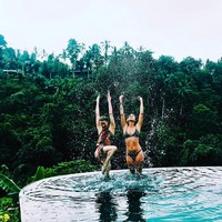 Selanjutnya ada Amber Heard yang terlihat tengah berpose di kolam renang mengenakan swimsuit. Pemandangan hutan yang indah tampak menjadi latar belakang dari fotonya tersebut. Foto: instagram.com/amberheard