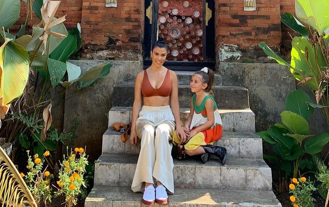 Kourney Kardashian juga sempat menghabiskan waktu berliburnya di Bali bersama keluarga. Dalam foto, Kourtney terlihat mengenakan atasan bikini berwarna coklat dan celana panjang berwarna krem. Setelannya itu tampak memperlihatkan perutnya yang ramping. Foto: instagram.com/kourtneykardash