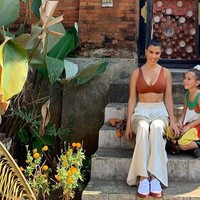Kourney Kardashian juga sempat menghabiskan waktu berliburnya di Bali bersama keluarga. Dalam foto, Kourtney terlihat mengenakan atasan bikini berwarna coklat dan celana panjang berwarna krem. Setelannya itu tampak memperlihatkan perutnya yang ramping. Foto: instagram.com/kourtneykardash
