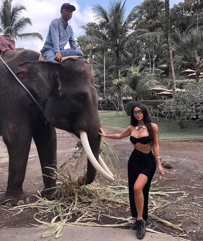 Seleb ternama Hollywood, Kim Kardashian sempat menghabiskan waktu dengan berlibur ke Bali. Kim lalu mengunggah foto-foto liburannya itu ke akun Instagram pribadinya. Dalam salah satu fotonya Kim terlihat seksi mengenakan busana serba hitam yang memperlihatkan lekuk tubuhnya. Foto: instagram.com/kimkardashian