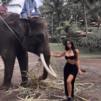 Seleb ternama Hollywood, Kim Kardashian sempat menghabiskan waktu dengan berlibur ke Bali. Kim lalu mengunggah foto-foto liburannya itu ke akun Instagram pribadinya. Dalam salah satu fotonya Kim terlihat seksi mengenakan busana serba hitam yang memperlihatkan lekuk tubuhnya. Foto: instagram.com/kimkardashian