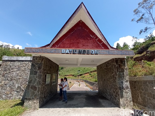 Batu Hobon berada tak jauh dari Sopo Guru Tatae Bulan. Luas areanya sekitar satu hektare. (Bonauli/detikcom) Batu Hobon berada tak jauh dari Sopo Guru Tatae Bulan. Luas areanya sekitar satu hektare. (Bonauli/detikcom)