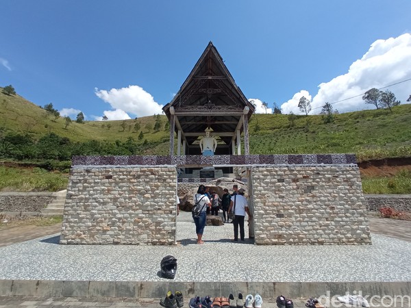 Konon, sebelum meninggalkan daerah kawasan Sianjur Mulamula, Tuan Sariburaja menyimpan seluruh harta bendanya ke dalam sebuah lubang. (Bonauli/detikcom) Konon, sebelum meninggalkan daerah kawasan Sianjur Mulamula, Tuan Sariburaja menyimpan seluruh harta bendanya ke dalam sebuah lubang. (Bonauli/detikcom)