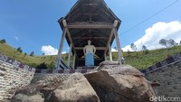 Di bawah patung inilah tertumpuk tujuh lapis batu yang menyimpan harta pusaka. (Bonauli/detikcom)