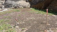 Di bagian bawah batu terdapat banyak bekas dupa wisatawan yang berkunjung untuk urusan spiritual. (Bonauli/detikcom)