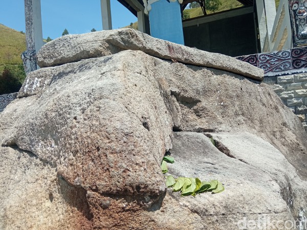 Penutup peti ini hanya batu tipis. Tapi, siapa sangka batu ini tidak bisa dibuka bahkan dengan bom sekalipun. Siapa pun yang mencoba membuka kaan kena musibah. (Bonauli/detikcom) Penutup peti ini hanya batu tipis. Tapi, siapa sangka batu ini tidak bisa dibuka bahkan dengan bom sekalipun. Siapa pun yang mencoba membuka kaan kena musibah. (Bonauli/detikcom)