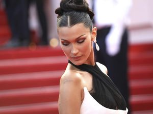 10 Gaya Seksi Bella Hadid Pamer Tato Bahasa Arab di Karpet Merah Cannes