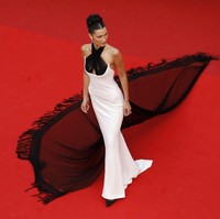 Terbang dari Paris Fashion Week, Bella Hadid menebar aura supermodelnya di karpet merah festival film internasional tersebut. Gaun putih vintage rancangan desainer Prancis Jean Paul Gaultier menjadi andalan perempuan 24 tahun itu. (Foto: Getty Images)