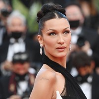 Bella Hadid tahun lalu sempat menempati urutan pertama sebagai wanita tercantik di dunia. Kini posisi bergeser di nomor tiga dengan skor 94,35%. Foto: Getty Images