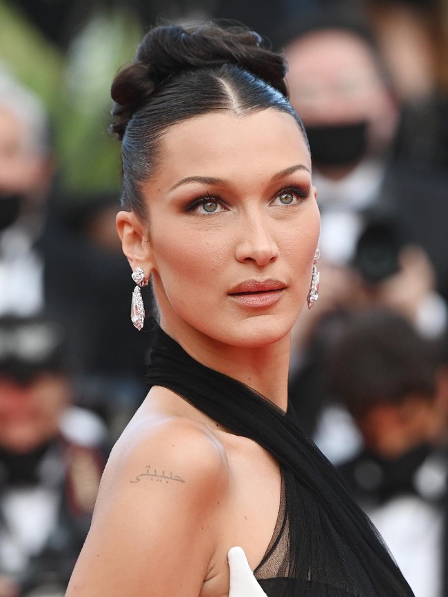 Bella Hadid tahun lalu sempat menempati urutan pertama sebagai wanita tercantik di dunia. Kini posisi bergeser di nomor tiga dengan skor 94,35%. Foto: Getty Images