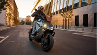 BMW CE 04 memiliki tampilan yang berbeda dan telah mendapatkan perubahan kecil jika dibandingkan dengan motor konsep yang diperkenalkan pada 2017 lalu. Foto: doc. BMW Motorrad