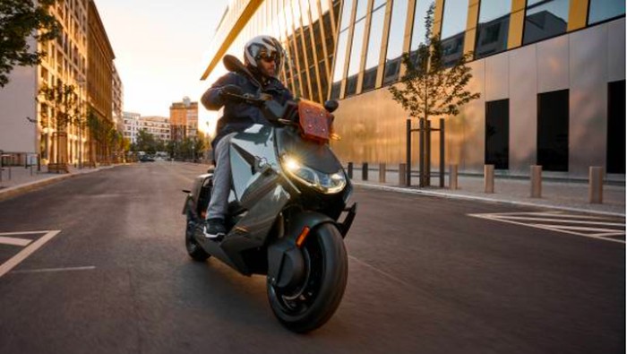 BMW CE 04 BMW Motorrad resmi memperkenalkan skuter listrik BMW CE 04.