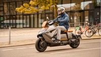 Tampilan yang lebih futuristik dan gabot terlihat di setiap sisi, wajar karena baterai yang digendong tidaklah kecil. Foto: doc. BMW Motorrad
