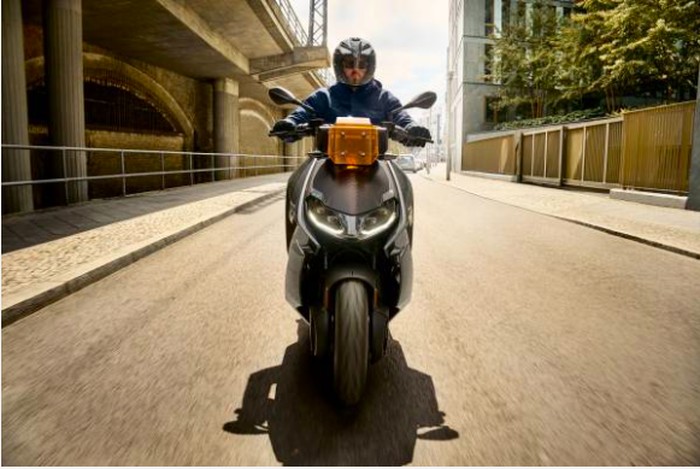 BMW CE 04 BMW Motorrad resmi memperkenalkan skuter listrik BMW CE 04.