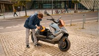 BMW CE 04 menggendong baterai 31 kW yang memiliki power 42 tenaga kuda dan mampu mencapai 50 km/jam hanya dalam waktu 2,6 detik. Selain itu penggunaan baterai yang lebih kecil sebesar 23 kW diklaim bakal mampu membuat motor ini berlari dengan power 31 tenaga kuda Foto: doc. BMW Motorrad