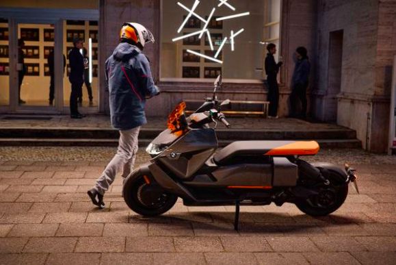 BMW Motorrad resmi memperkenalkan skuter listrik BMW CE 04.
