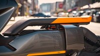 Bukan BMW namanya jika tidak menawarkan fitur terbaik, para pengendara dikatakan tidak perlu takut tidak bisa menjinakkan skuter listrik BMW CE 04 ini, karena BMW memberikan 3 mode berkendara sesuai kebutuhan. Tiga pilihan tersebut adalah ECO, Rain, dan Road, yang bisa disesuaikan dengan kondisi. Foto: doc. BMW Motorrad