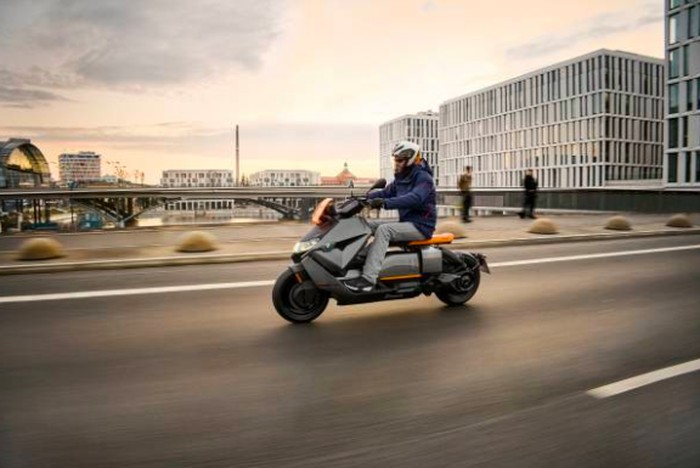 BMW CE 04 BMW Motorrad resmi memperkenalkan skuter listrik BMW CE 04.