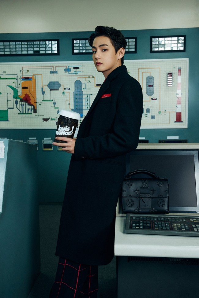 Giliran V BTS memamerkan koleksi Fall-Winter 2021 bernuansa hitam dan merah. Visual grup BTS itu mengenakan setelan kotak-kotak yang ditumpuk dengan coat hitam. Ia berjalan sambil memegang tas Coffee Cup Monogram. Foto: dok. Louis Vuitton