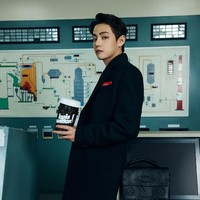 Giliran V BTS memamerkan koleksi Fall-Winter 2021 bernuansa hitam dan merah. Visual grup BTS itu mengenakan setelan kotak-kotak yang ditumpuk dengan coat hitam. Ia berjalan sambil memegang tas Coffee Cup Monogram. Foto: dok. Louis Vuitton