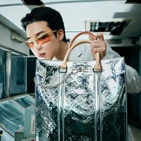 Jimin BTS menjadi personel pertama yang muncul dalam gelaran fashion show Louis Vuitton. Ia mengenakan setelan abu-abu dari koleksi Fall-Winter 2021 yang dirancang Virgil Abloh, artistic director busana pria Louis Vuitton. Ia memegang koleksi tas Sac Plat. Foto: dok. Louis Vuitton