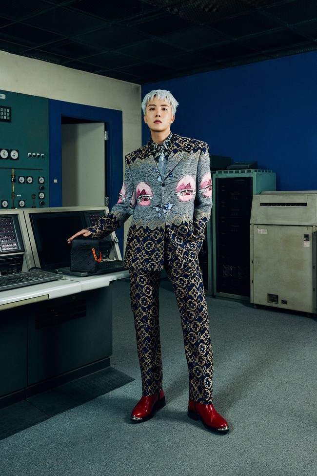 Suga melihat J-Hope BTS berada dalam ruangan gelap yang diterangi lampu spotlight. Di antara para model yang memamerkan koleksi Fall-Winter 2021, J-Hope melenggak dalam balutan setelan bercorak logo Louis Vuitton dan boots merah. Foto: dok. Louis Vuitton