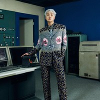 Suga melihat J-Hope BTS berada dalam ruangan gelap yang diterangi lampu spotlight. Di antara para model yang memamerkan koleksi Fall-Winter 2021, J-Hope melenggak dalam balutan setelan bercorak logo Louis Vuitton dan boots merah. Foto: dok. Louis Vuitton