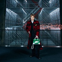 Setelah Jungkook, ada Jin BTS yang memegang koleksi tas hijau Litter Bag. Pemilik nama asli Kim Seokjin itu menutup gelaran fashion show Louis Vuitton, dalam balutan coat merah dengan corak hitam. Foto: dok. Louis Vuitton