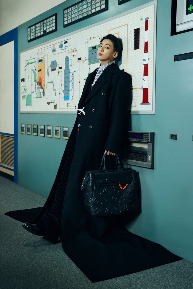 Jungkook BTS mengenakan coat hitam menjuntai. Maknae grup BTS itu menjinjing tas hitam dengan detail rantai merah, dan terlihat mengalungi ‘eraser necklace’ yang bernilai 810 dollar atau sekitar Rp 11,7 juta. Foto: dok. Louis Vuitton