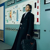 Jungkook BTS mengenakan coat hitam menjuntai. Maknae grup BTS itu menjinjing tas hitam dengan detail rantai merah, dan terlihat mengalungi ‘eraser necklace’ yang bernilai 810 dollar atau sekitar Rp 11,7 juta. Foto: dok. Louis Vuitton