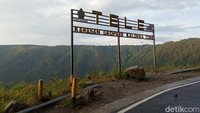 Inilah Bukit Tele di Samosir. Di sini pemandangannya sangat bagus, apalagi pagi hari. 