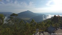 Dari atas menara terlihat keindahan kaldera Toba yang terhampar luas.