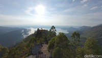 Kalau seindah ini, siapa pun pasti jatuh cinta dengan Danau Toba, ya! 
