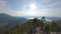 Meski semakin siang, udara di sini tetap sejuk dan dingin. Bawa jaket agar tidak masuk angin, ya. 