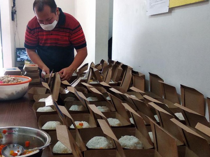 Dapur Surabaya Komunitas Dapur Surabaya siap mengantarkan makanan gratis ke pasien COVID-19 yang menjalani isolasi mandiri (isoman). Baik untuk makan siang maupun malam.