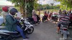 Demi Masuk Surabaya, Para Pemotor Ini Nyeberang Pakai Perahu Tambang
