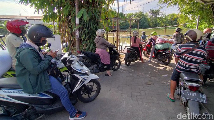 Akses masuk ke Surabaya di Jalan Mastrip, Karang Pilang, ditutup. Tak habis akal, sejumlah pemotor pun gunakan perahu tambang untuk menyeberang ke Jalan Mastrip