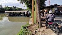 Dari pantauan detikcom, para pengendara yang tidak bisa melintasi Jalan Mastrip, Karang Pilang akhirnya mencari cara lain untuk bisa melintas. Salah satunya dengan menggunakan Jasa Perahu Tambangan yang berada di Sungai Surabaya untuk menyebrang ke Jalan Mastrip. 