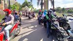 Demi Masuk Surabaya, Para Pemotor Ini Nyeberang Pakai Perahu Tambang