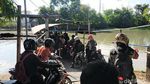 Demi Masuk Surabaya, Para Pemotor Ini Nyeberang Pakai Perahu Tambang
