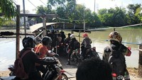 Salah satu pengendara bernama Slamet mengaku dari bank di kawasan Karang Pilang, seharusnya melintas Jalan Mastrip. Karena akses masuk ke Surabaya ditutup. Ia pun akhirnya berputar menggunakan jasa perahu tambang untuk bisa kembali ke Jalan Mastrip.
