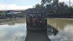 Demi Masuk Surabaya, Para Pemotor Ini Nyeberang Pakai Perahu Tambang