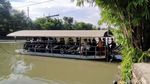 Demi Masuk Surabaya, Para Pemotor Ini Nyeberang Pakai Perahu Tambang