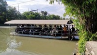 Sejumlah pemotor menggunakan perahu tambang untuk menyeberang ke Jalan Mastrip, Karang Pilang, Kamis (8/7/2021).