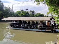 Demi Masuk Surabaya, Para Pemotor Ini Nyeberang Pakai Perahu Tambang
