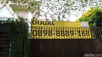 Di depan rumah mewah ini dipasang spanduk sebagai tanda dijual dan ada kontak yang bisa dihubungi jika ada yang tertarik membeli. 