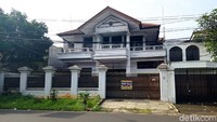 Penelusuran berawal di kawasan Pondok Indah, Jakarta Selatan. Di kawasan elit selatan Jakarta ini beberapa rumah dijual dengan dipasang spanduk lengkap dengan kontak yang bisa dihubungi.