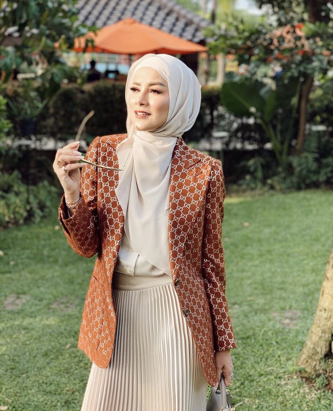 “Sebenarnya aku sudah ingin memakai hijab dari lima tahun lalu, waktu pertama kali umrah. Sudah kepikiran, pengen, pengen, pengen. Tapi memang maju-mundur,” ungkap Olla dalam sebuah wawancara di tahun yang sama. Foto: Dok.Instagram @ollaramlanaufar.