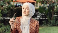 Kecemasan berlebih atas kebersihan dan kerapihan juga dialami Olla Ramlan yang sering meminta botol minum harus menghadap ke depan. Foto: Dok.Instagram @ollaramlanaufar.